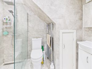 En-suite shower - click for photo gallery
